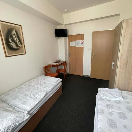 尤卡斯尼切膳食公寓酒店 3* Mníšek pod Brdy